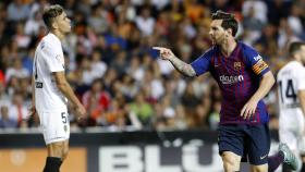 Leo Messi celebrando un gol al Valencia la pasada temporada / EFE