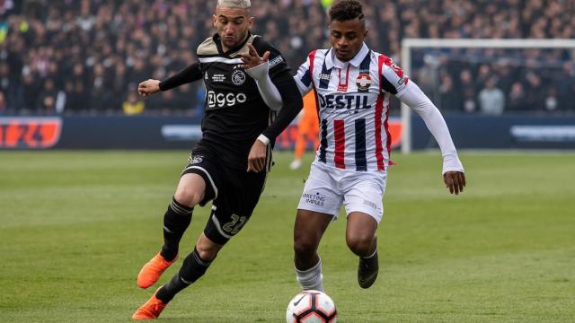 Ziyech y Palacios disputando un balón en el Williem II - Ajax / EFE