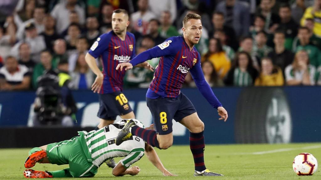 Arthur Melo en una acción ofensiva contra el Betis / EFE