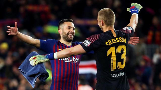 Jordi Alba celebrando el pase a semifinales con Jasper Cillessen / EFE