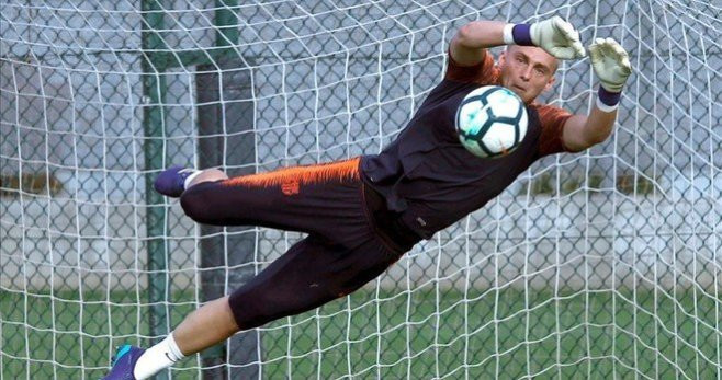 Cillessen en acción durante un entrenamiento con el Barça / EFE