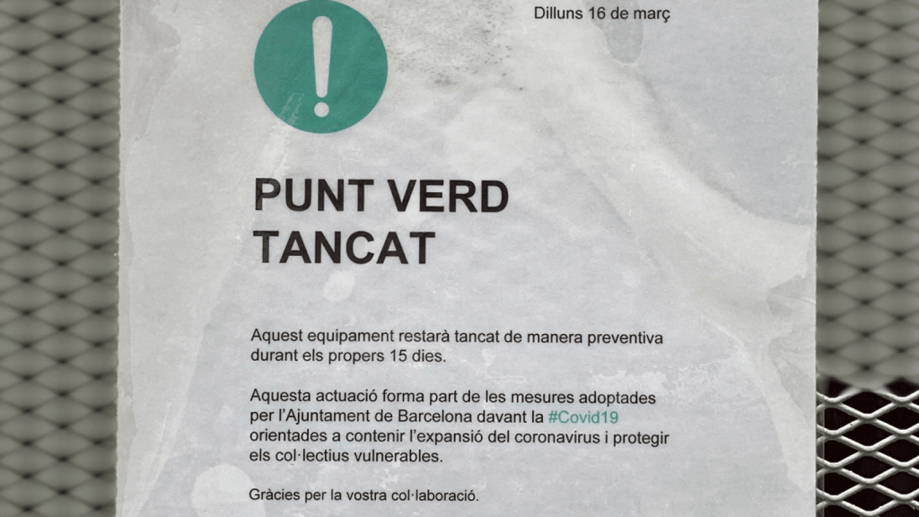 Imagen de lo que se encuentran los vecinos de Sagrada Familia, en Barcelona, cuando acuden al Punto Verde del barrio / CG