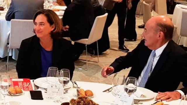Miquel Roca (d), con la alcaldesa Ada Colau en un acto en Barcelona / CG