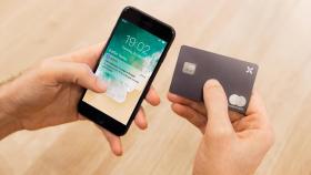La banca digitalizada permite efectuar cualquier operación en verano a través de un teléfono móvil / QONTO