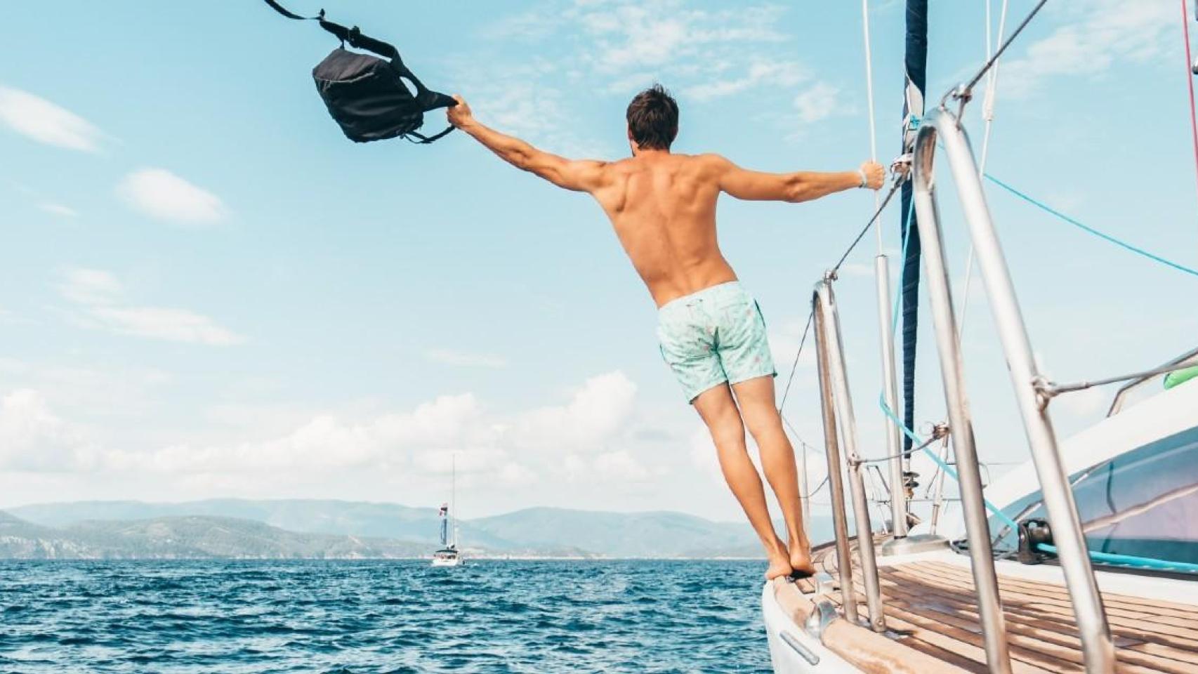 Un hombre en un barco en medio del mar / ARCHIVO