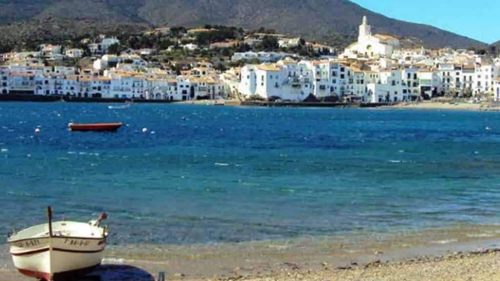 Playa de la Costa Brava con Cadaqués al fondo / AJ. CADAQUÉS