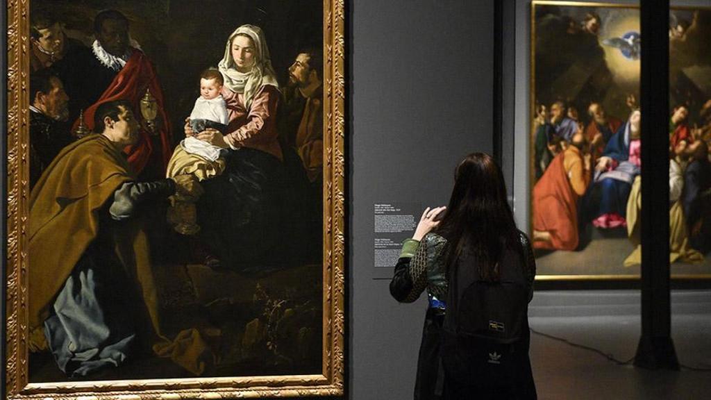 Chica visitando la exposición 'Velázquez y el Siglo de Oro' / CAIXAFORUM BARCELONA