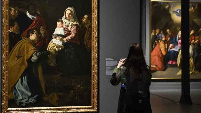 Chica visitando la exposición 'Velázquez y el Siglo de Oro' / CAIXAFORUM BARCELONA