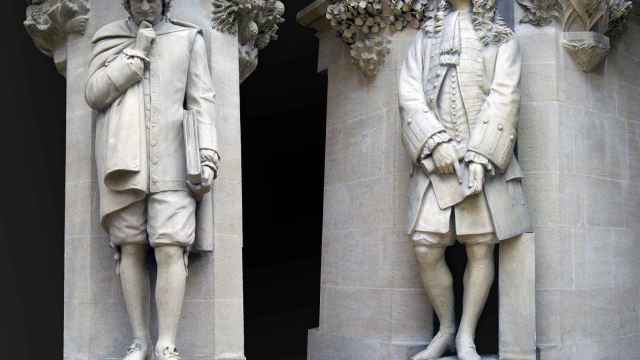 Estatuas de Isaac Newton y Leibniz en el Museo de Historia Natural de la Universidad de Oxford