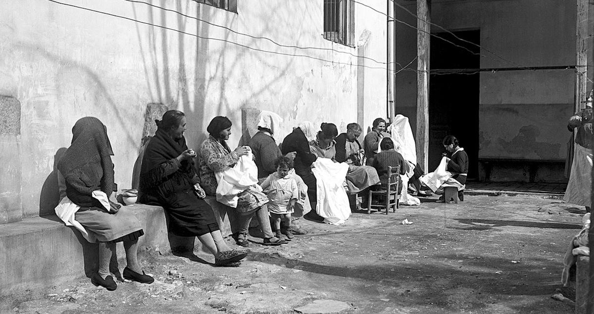 Mujeres tomando el sol en una galera, una cárcel para mujeres en Madrid durante el franquismo / CÁRCEL LAS VENTAS