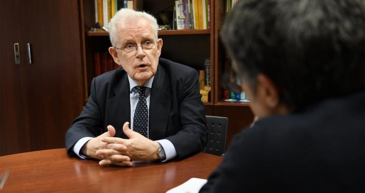 Antonio Argandoña durante la entrevista con Crónica Global / LENA PRIETO