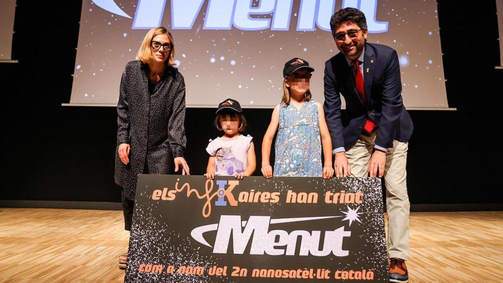La presidenta de la CCMA, Rosa Romà, y el vicepresidente de la Generalitat, Jordi Puigneró, haciendo propaganda del segundo nanosatélite catalán ante un público infantil / GENERALITAT DE CATALUÑA
