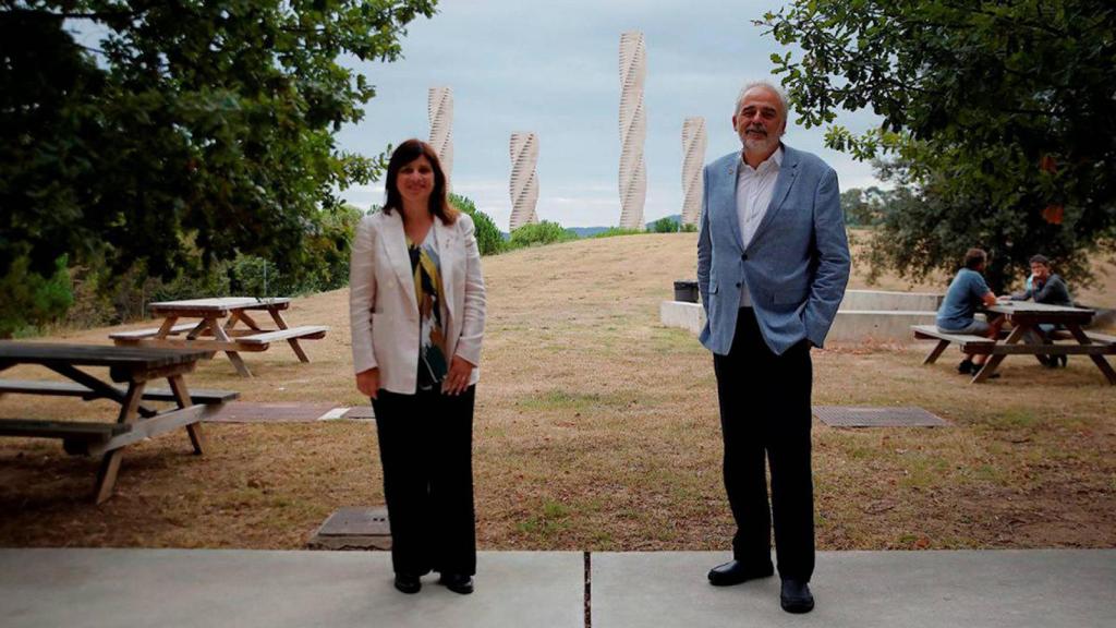 La consejera de Investigación y Universidades, Gemma Geis, junto al rector de la UAB, Javier Lafuente / GENCAT