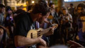 Imagen de un hombre tocando un instrumento durante un botellón en las Fiestas de Sants / EP
