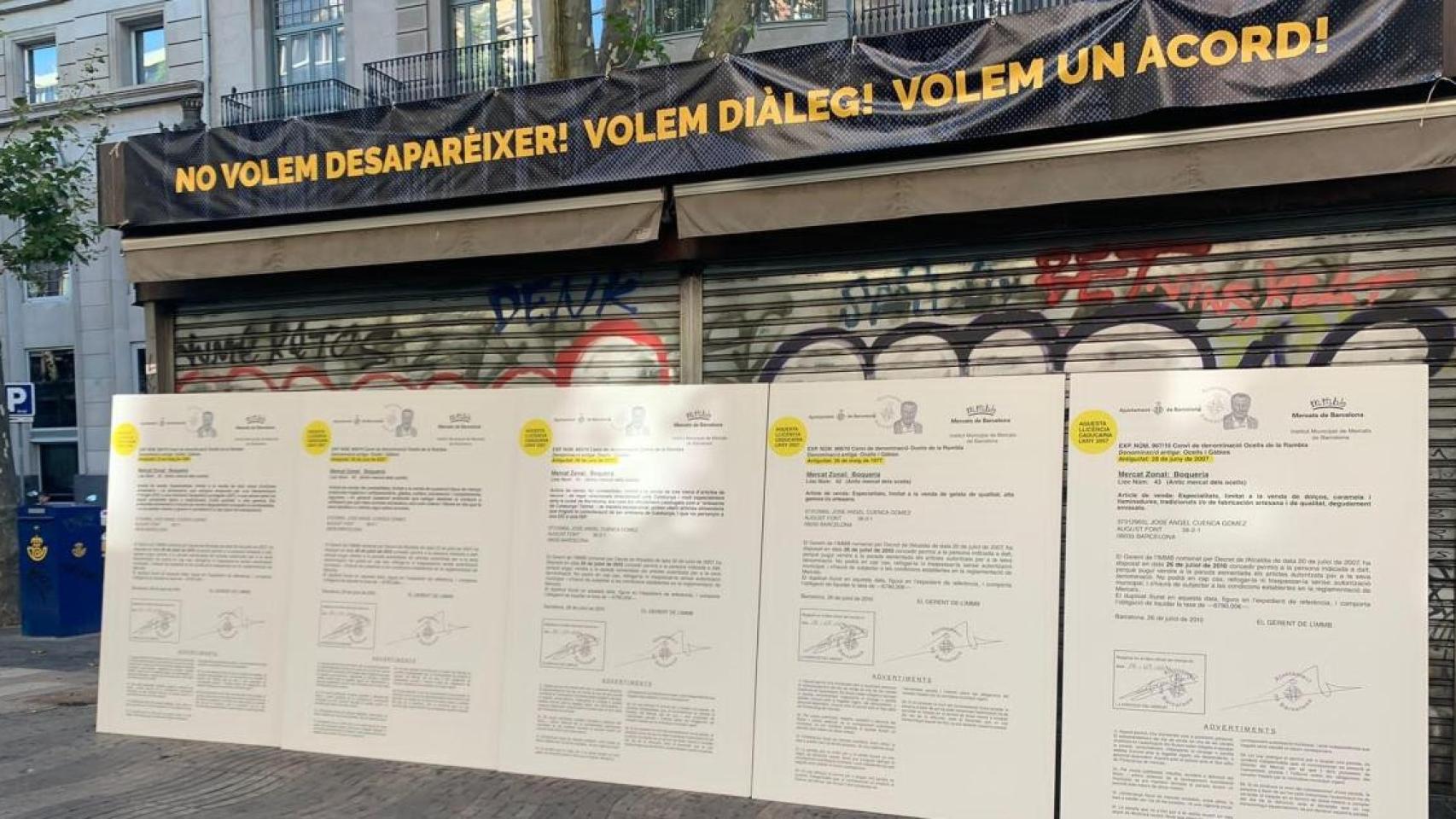 Una de las antiguas pajarerías de La Rambla protesta contra el cierre de estos establecimientos / CEDIDA