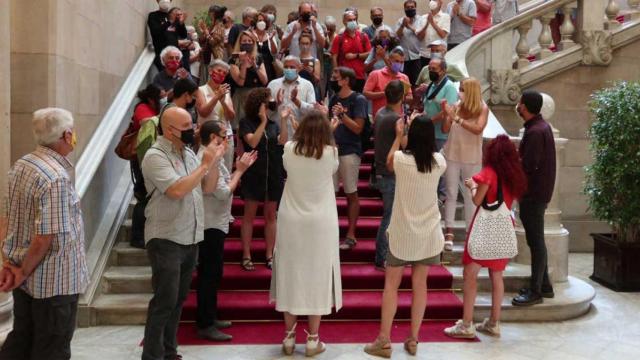 Laura Borràs y Aurora Madaula, aplaudiendo a la representación de los encausados por cortar la autopista AP7 / mhp_lauraborras (TWITTER)