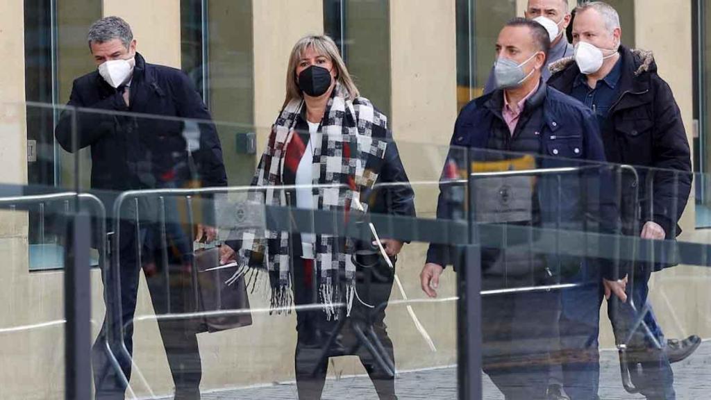 La alcaldesa de L'Hospitalet y presidenta de la Diputación de Barcelona, Núria Marín (c), se dirige hacia el juzgado de L'Hospitalet para declarar hoy ante la juez / EFE