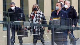 La alcaldesa de L'Hospitalet y presidenta de la Diputación de Barcelona, Núria Marín (c), se dirige hacia el juzgado de L'Hospitalet para declarar hoy ante la juez  / EFE
