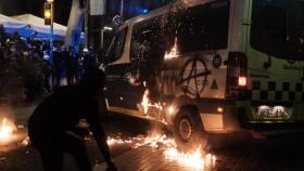 El furgón de la Urbana tras el lanzamiento de un cóctel molotov / PABLO MIRANZO (CG)