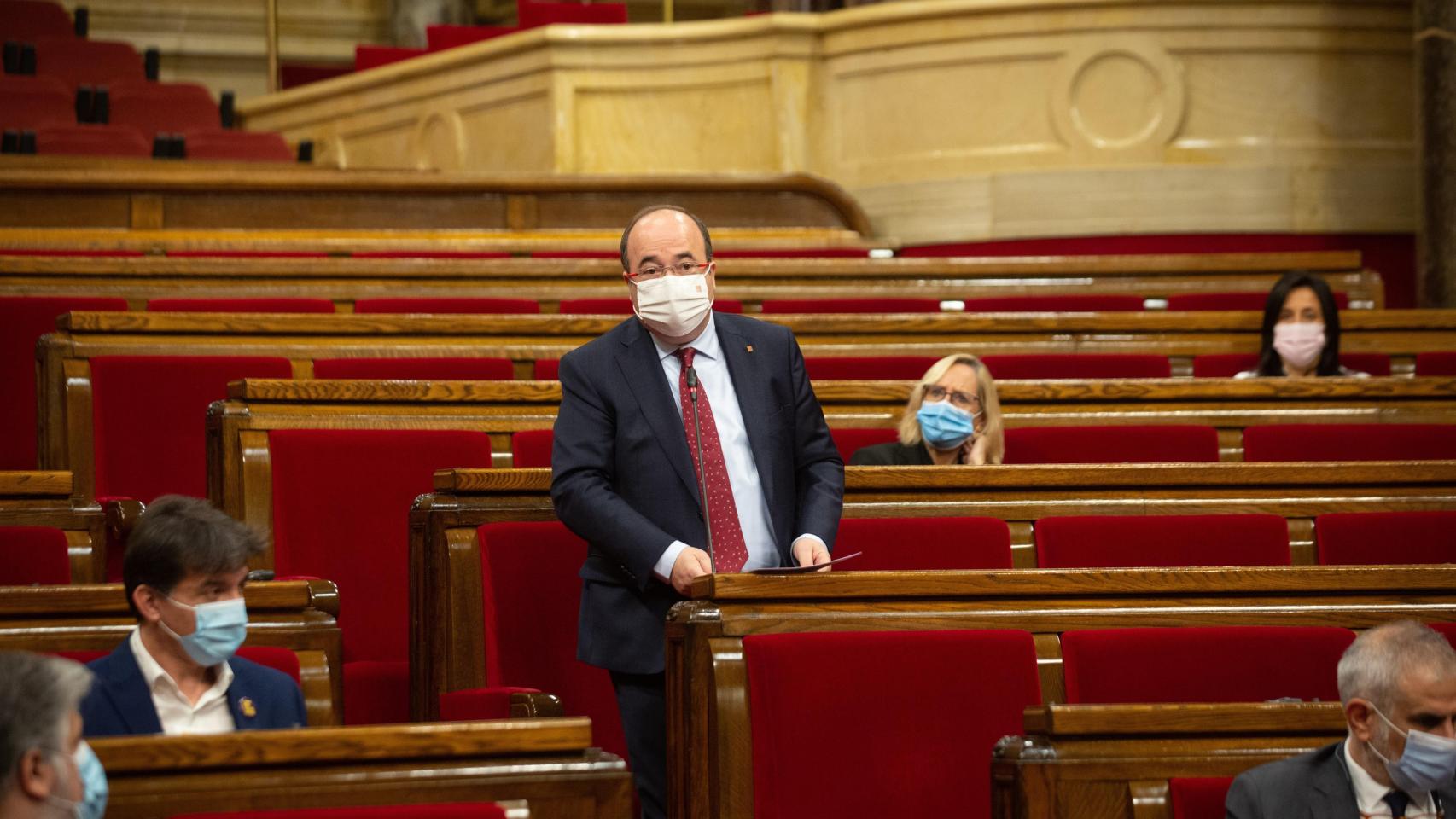 El secretario general del PSC, Miquel Iceta, interviene durante una sesión plenaria en el Parlament / EUROPA PRESS