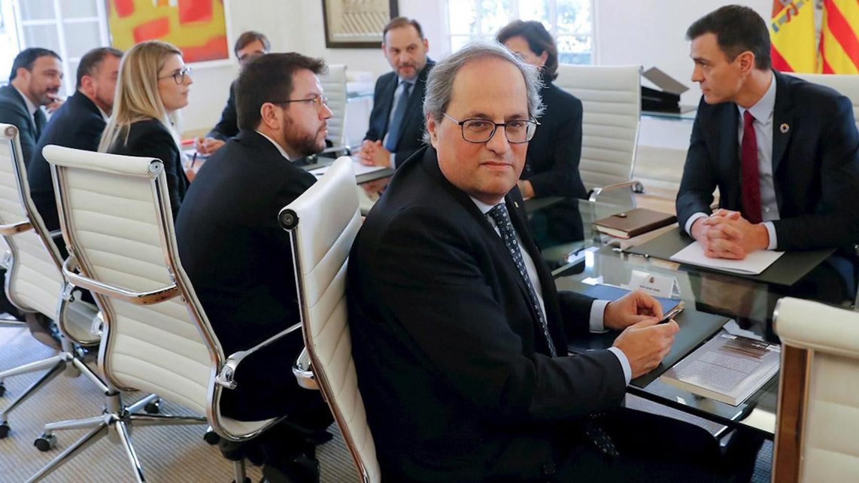 El presidente de la Generalitat Quim Torra en la Mesa de Diálogo con Pedro Sánchez en segundo término / EFE