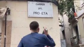 Uno de los estudiantes de S'Ha Acabat, restaurando la F de la calle Profeta de Barcelona / @ShaAcabat