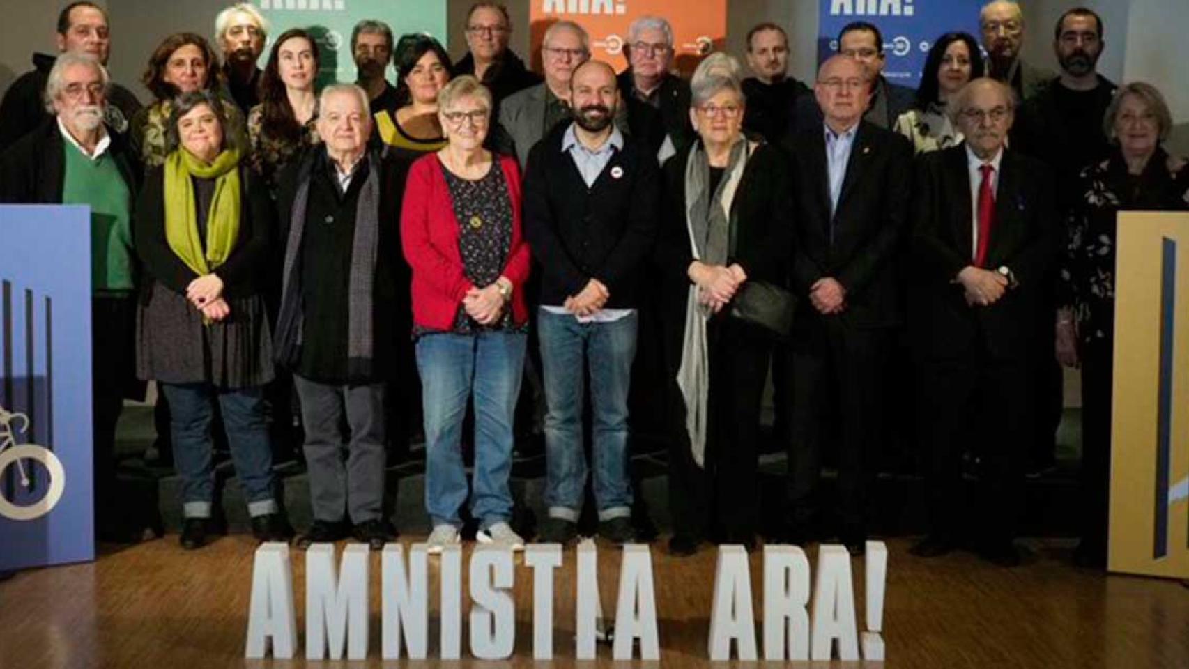 Firmantes del manifiesto de la asociación independentista Òmnium a favor de los políticos presos del 'procés' / @omnium