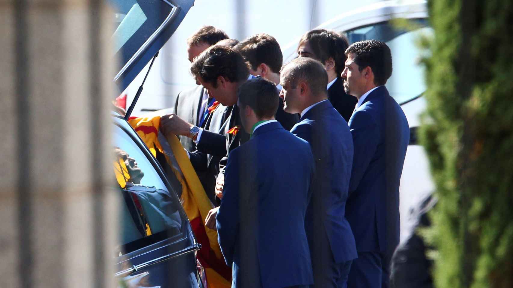 Familiares del dictador reciben el féretro de Francisco Franco en el cementerio de El Pardo para darle sepultura en un acto privado / EFE