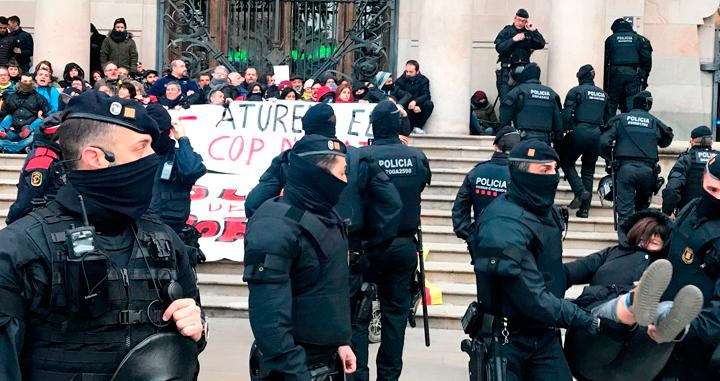 Imagen de los Mossos d'Esquadra desalojando a los CDR de la sede del TSJC, que bloquearon el 14 de febrero / EFE