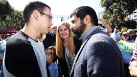 Rosa Cadenas (c), presidenta de Dincat, con el consejero de Trabajo y Asuntos Sociales, Chakir el Homrani (d), en un acto público / CG