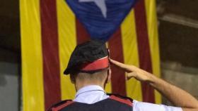 Imagen de un 'mosso' saludando la estelada, una bandera no oficial en Cataluña / TWITTER