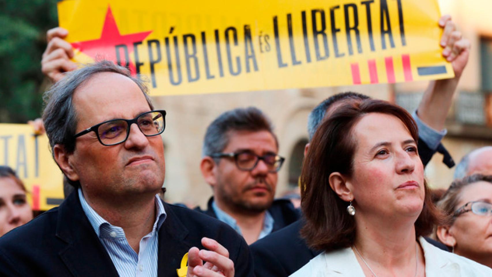 Quim Torra y Elisenda Paluzie, presidenta de la ANC, el jueves pasado en una concentración en la plaza de la Catedral para pedir la libertad de los políticos presos. Imagen del artículo 'Dos años de intimidación' / EFE