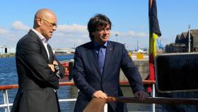 Carles Puigdemont y Raül Romeva en un viaje a Bélgica para la internacionalización del procés catalán / EFE