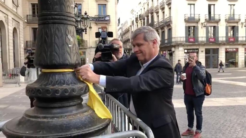 Captura del vídeo donde Alberto Fernández Díaz corta lazos amarillos del ayuntamiento de Barcelona / PP BARCELONA