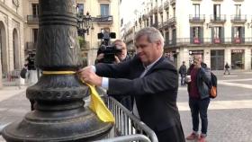 Captura del vídeo donde Alberto Fernández Díaz corta lazos amarillos del ayuntamiento de Barcelona / PP BARCELONA