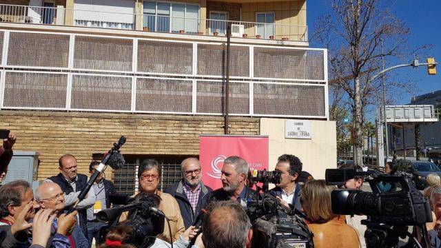 Simpatizantes de Societat Civil Catalana, con Josep Ramon Bosch, frente a la calle Sabino Arana en Barcelona