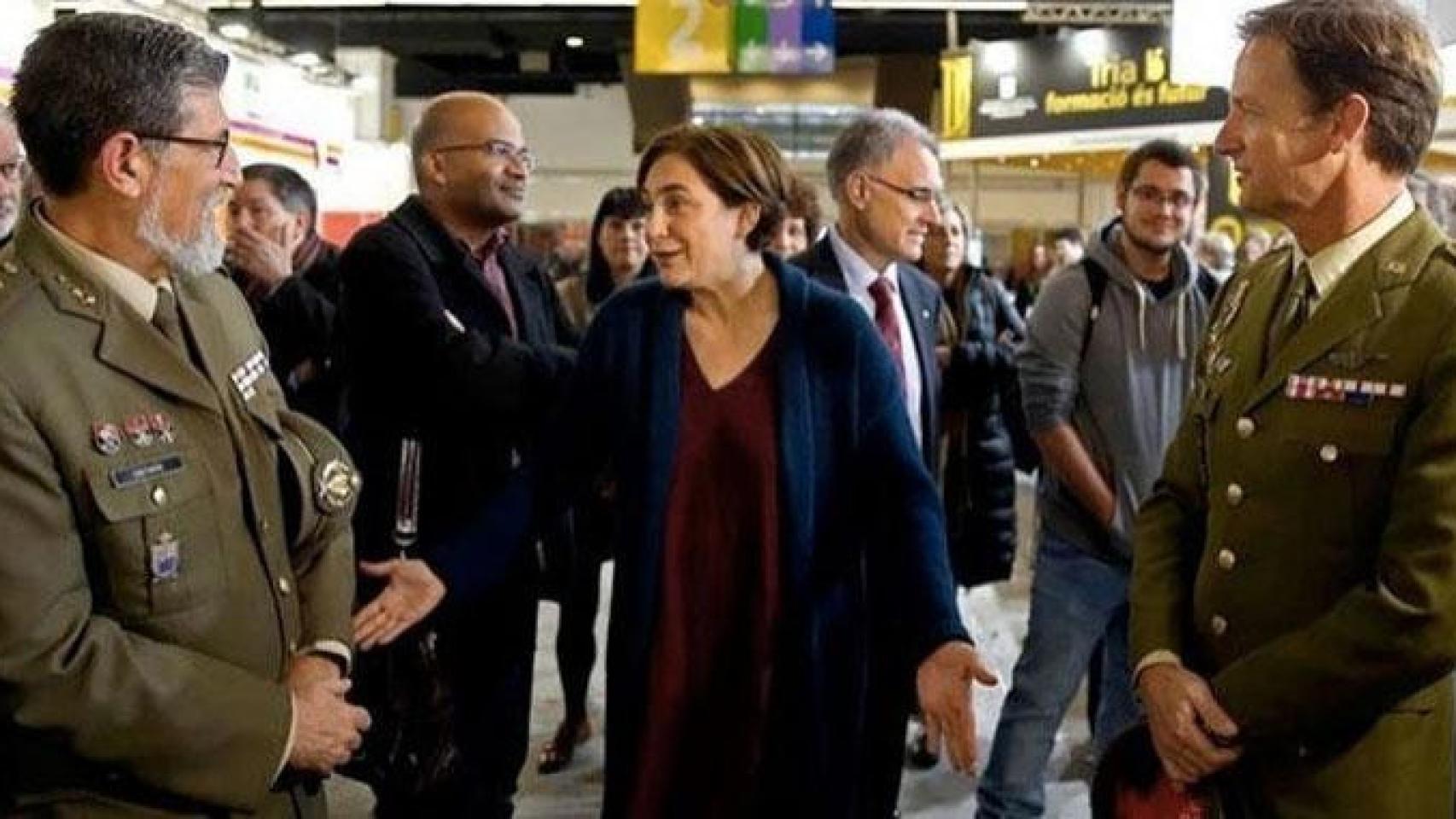 La alcaldesa de Barcelona, Ada Colau, muestra su rechazo en que el Ejército esté en el Salón de la Enseñanza de Barcelona en 2016 / CG