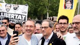 Quim Torra posa para un selfie en Lleida rodeado por un CDR  / EFE