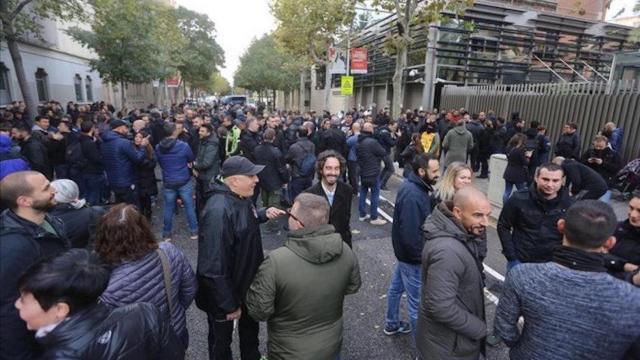 Mossos se concentran frente a la Consejería de Interior contra los recortes del Govern / TWITTER