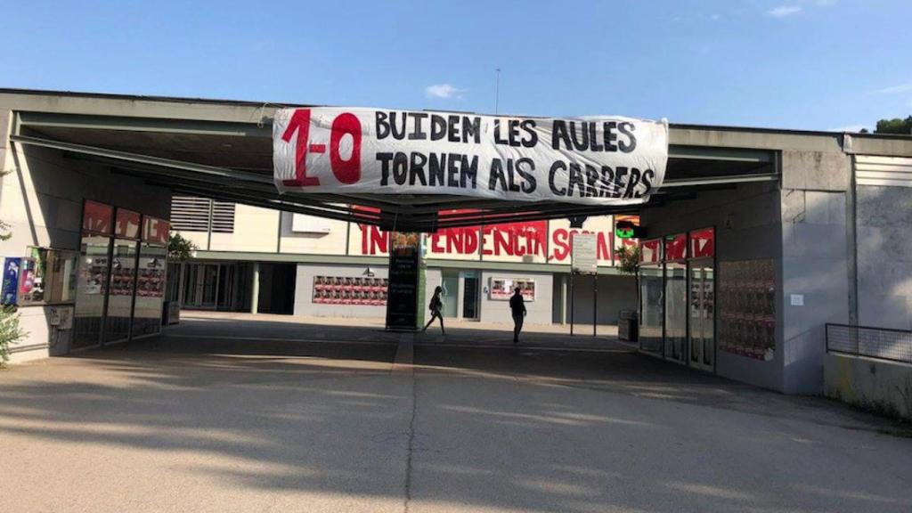 Pancarta llamando a la huelga estudiantil el 1-O en el campus de Bellaterra, en la Universitat Autònoma de Barcelona