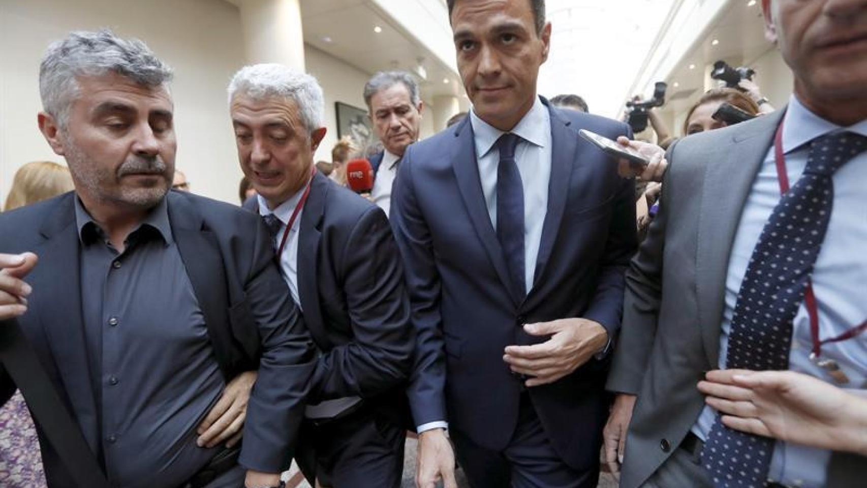 El presidente del Gobierno, Pedro Sánchez, en los pasillos del Senado / EFE