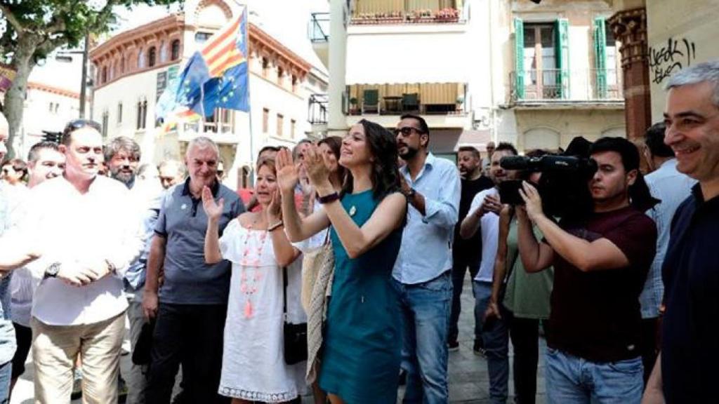 Inés Arrimadas, durante un episodio reciente de acoso político en Canet de Mar (Barcelona) / CG