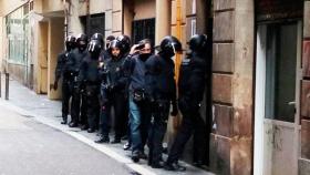 Mossos d'Esquadra, desalojando un 'narcopiso' en el distrito de Ciutat Vella en Barcelona / CG