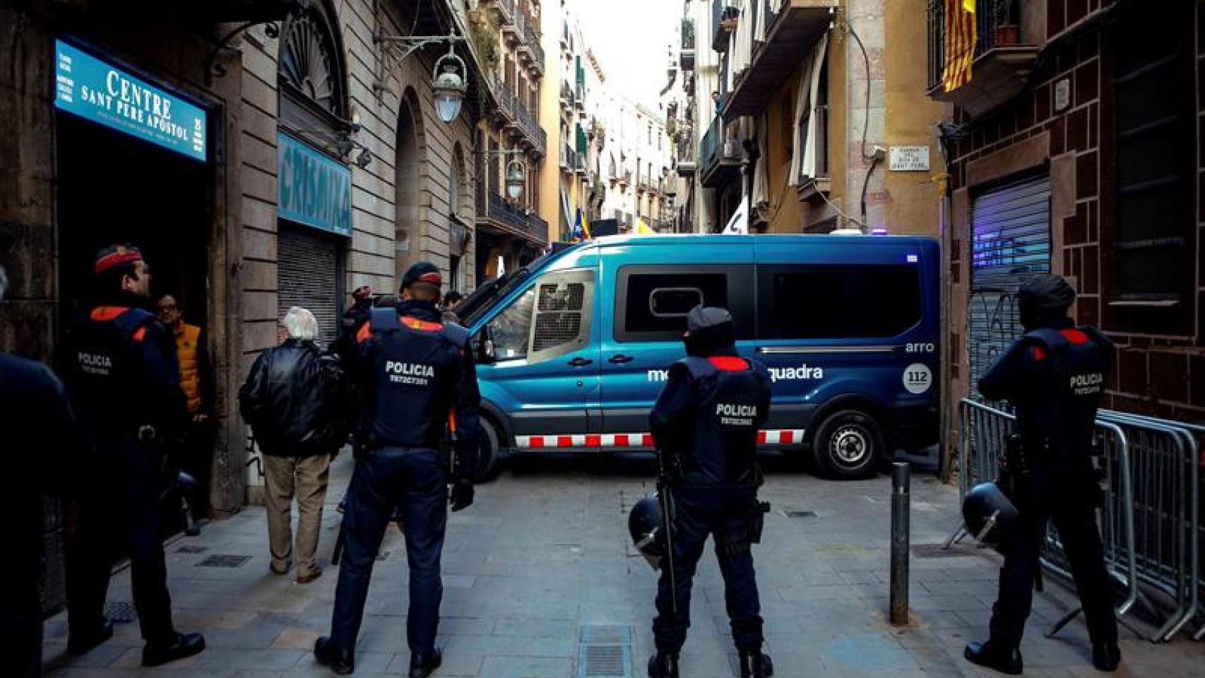 Los Mossos d'Esquadra protegiendo los accesos del Palau de la Música / EFE