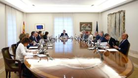 Vista general de la reunión extraordinaria del Consejo de Ministros que estudia las medidas de respuesta del Estado a la declaración y posterior suspensión temporal de independencia de Cataluña / EFE