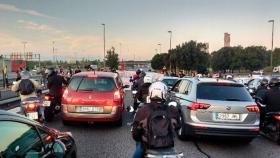 Coches y motos retenidos por el corte de la AP7 por una protesta de estudiantes de la UAB a favor del referéndum del 1-O / TWITTER