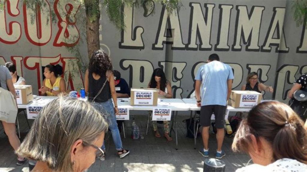 La consulta de la oposición venezolana en BCN, en la calle por falta del permiso municipal