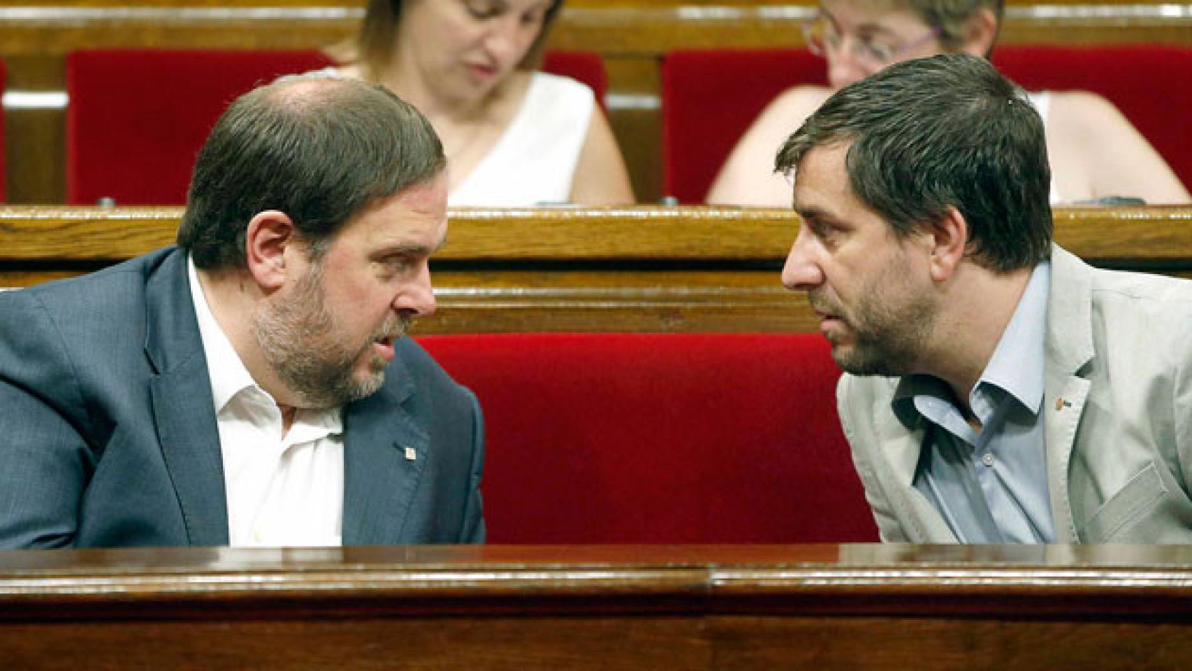 Oriol Junqueras, vicepresidente de Economía y Hacienda, y Toni Comín, consejero de Salud, en una sesión en el Parlament / EFE