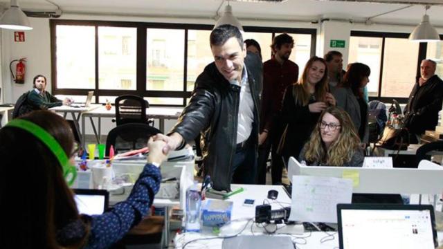 Pedro Sánchez saluda a los periodistas de RNE, donde esta mañana ha sido entrevistado.