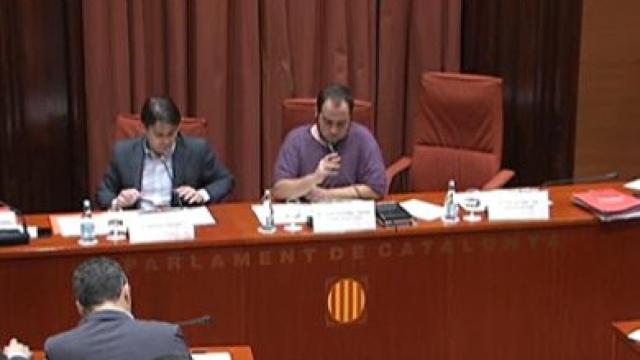 El ex secretario general de CDC Oriol Pujol y el diputado autonómico de la CUP y presidente de la 'comisión Pujol' del Parlamento autonómico, David Fernández, durante la comparecencia del primero